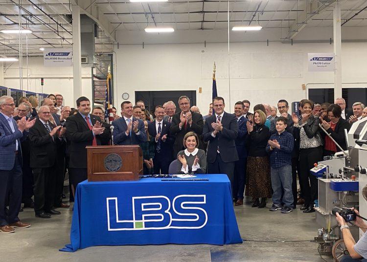 Reynolds signs bill phasing in 3.9 percent flat tax