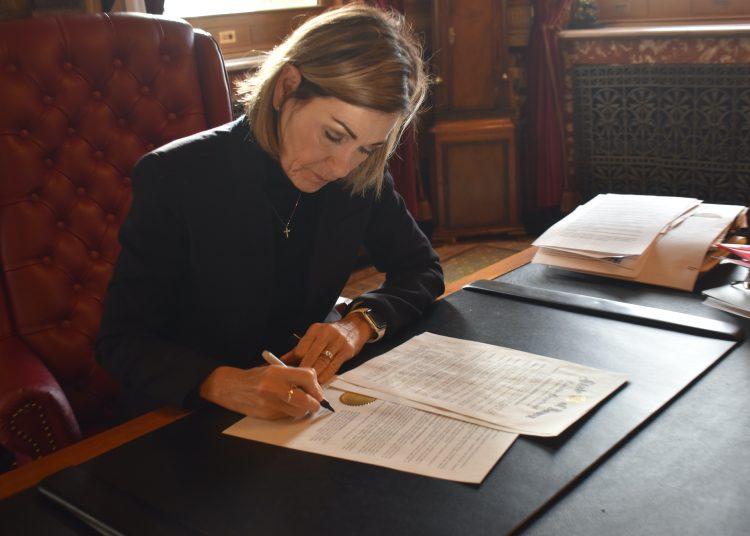 Reynolds signs executive order directing administrative rulemaking moratorium and review