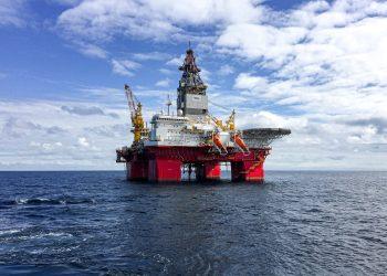 oil platfrom rig in the middle of the ocean