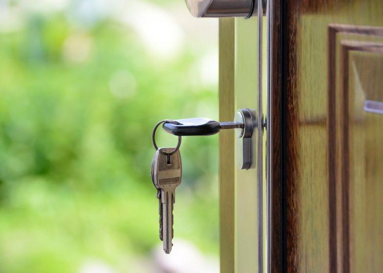 black handled key on key hole